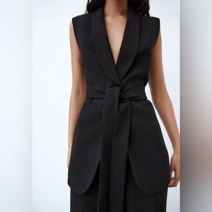 Sleeveless tuxedo collar vest